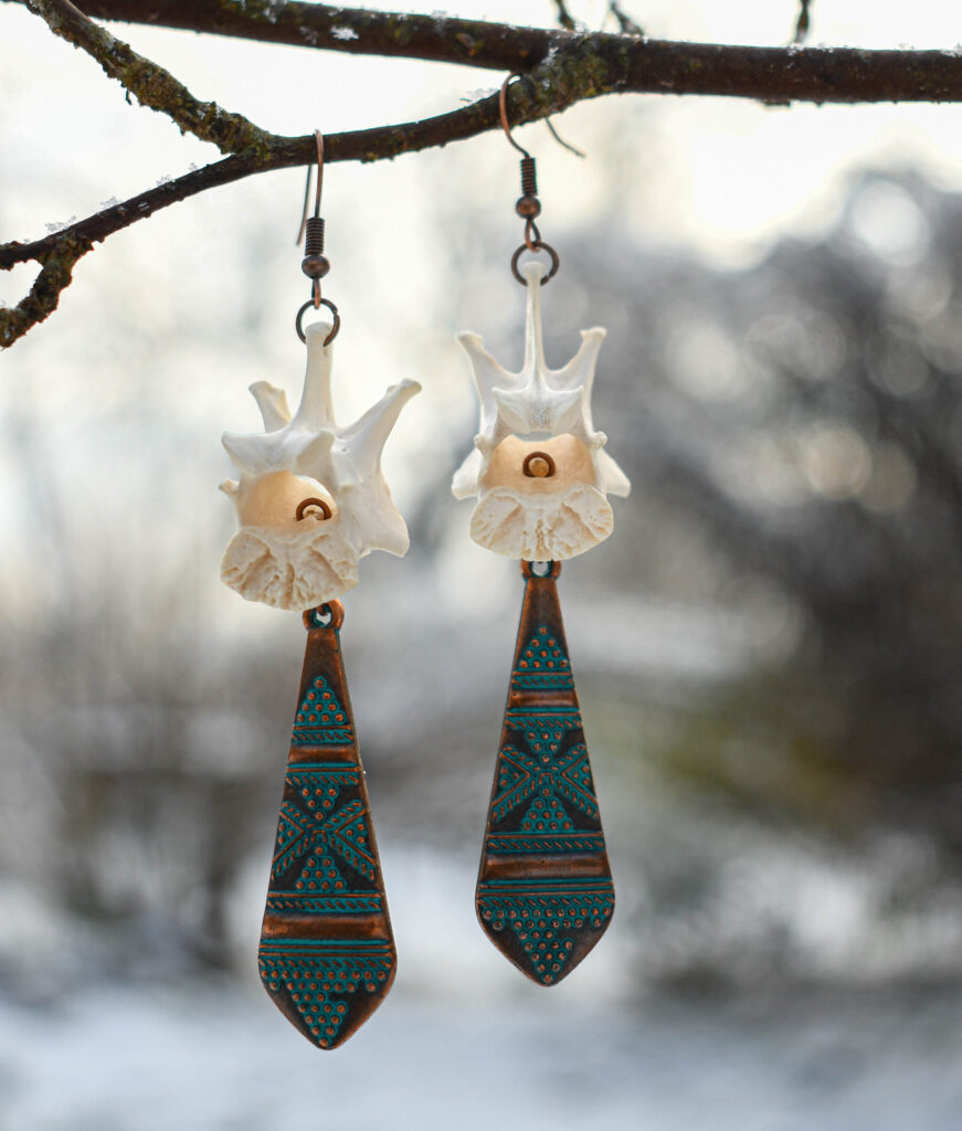 Rebase selgroolüli ja lipsu kujulise ripatsiga kõrvarõngad