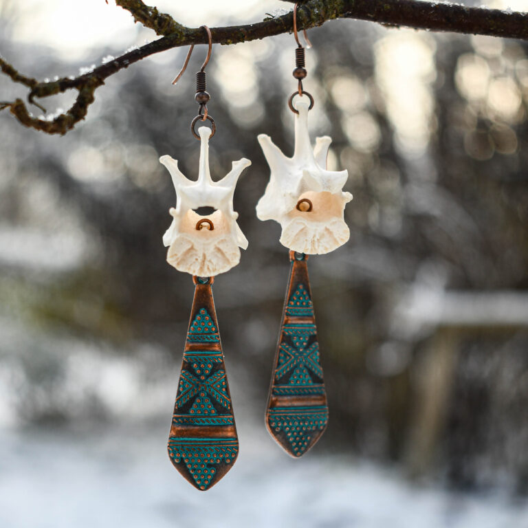 Rebase selgroolüli ja lipsu kujulise ripatsiga kõrvarõngad teine