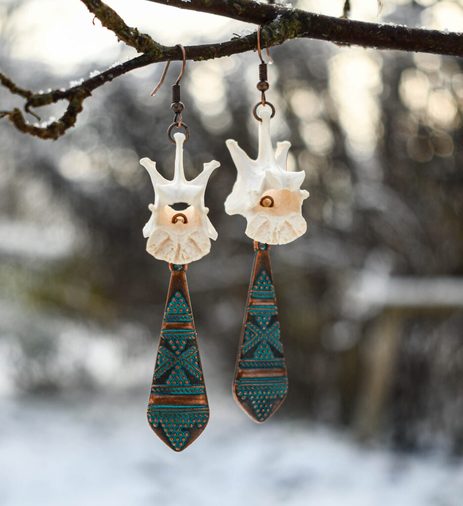 Rebase selgroolüli ja lipsu kujulise ripatsiga kõrvarõngad teine