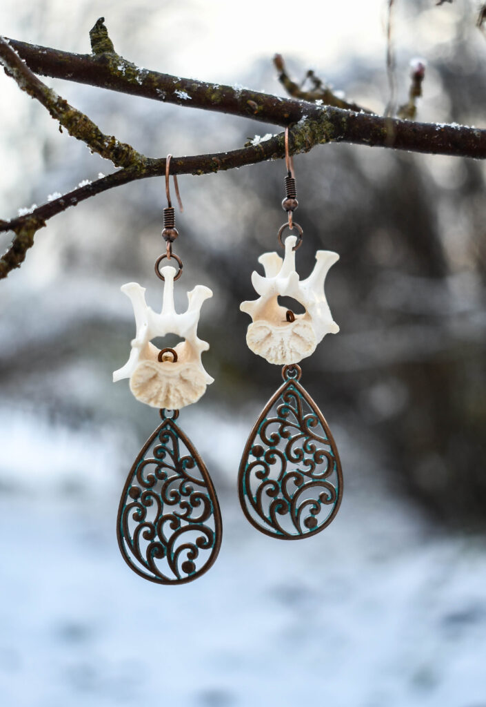 Rebase selgroolüli ja mustriga tilga kujulise ripatsiga kõrvarõngad