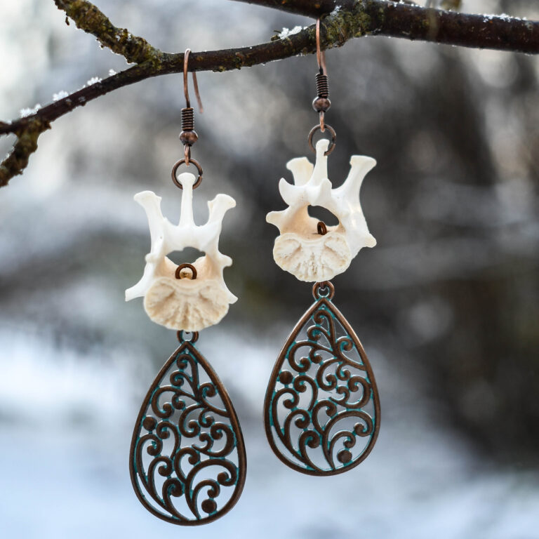 Rebase selgroolüli ja mustriga tilga kujulise ripatsiga kõrvarõngad