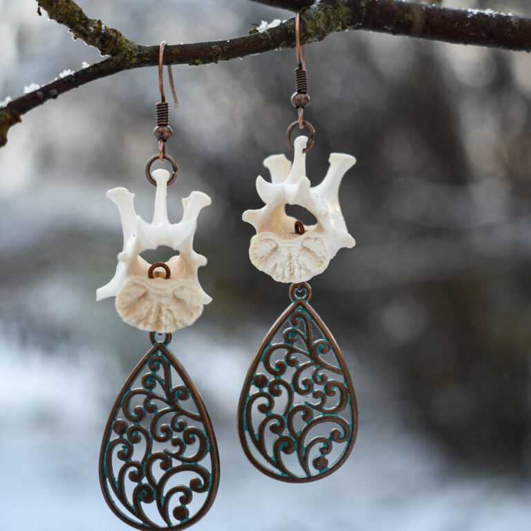 Rebase selgroolüli ja mustriga tilga kujulise ripatsiga kõrvarõngad