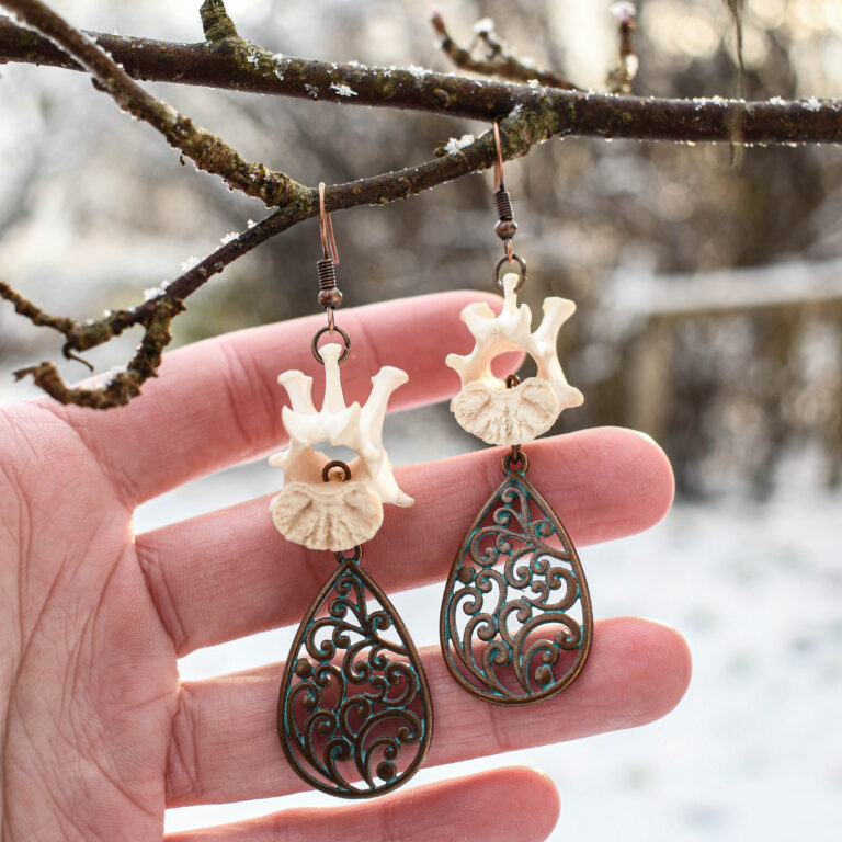 Rebase selgroolüli ja mustriga tilga kujulise ripatsiga kõrvarõngad