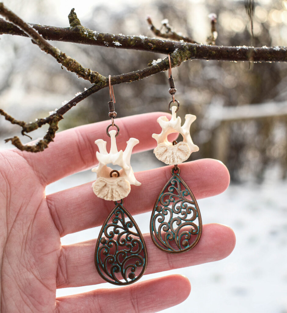 Rebase selgroolüli ja mustriga tilga kujulise ripatsiga kõrvarõngad