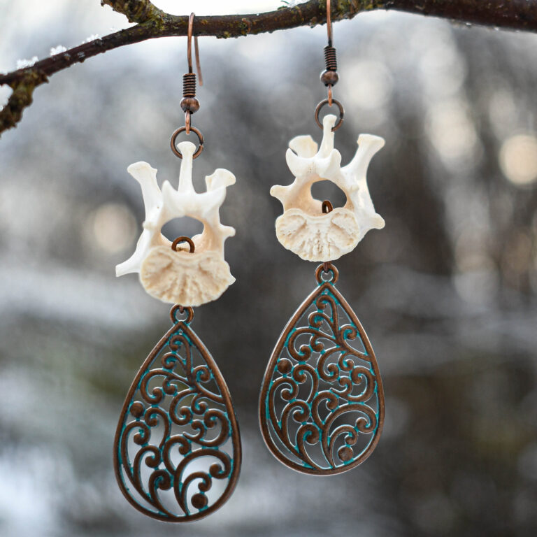 Rebase selgroolüli ja mustriga tilga kujulise ripatsiga kõrvarõngad teine