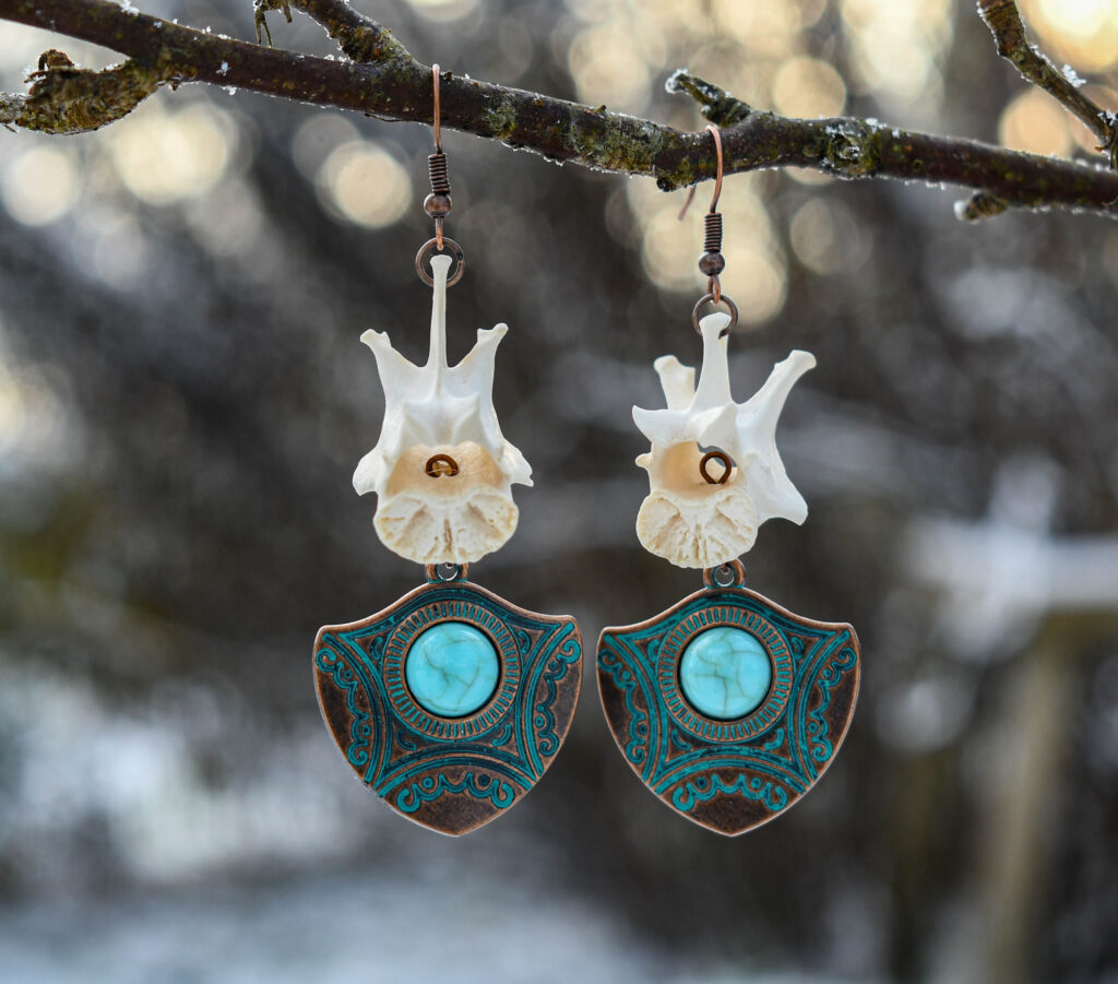 Rebase selgroolüli ja türkiispärliga kilp kõrvarõngad