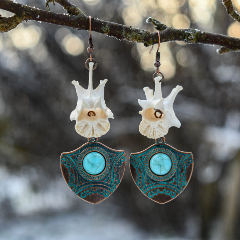 Rebase selgroolüli ja türkiispärliga kilp kõrvarõngad