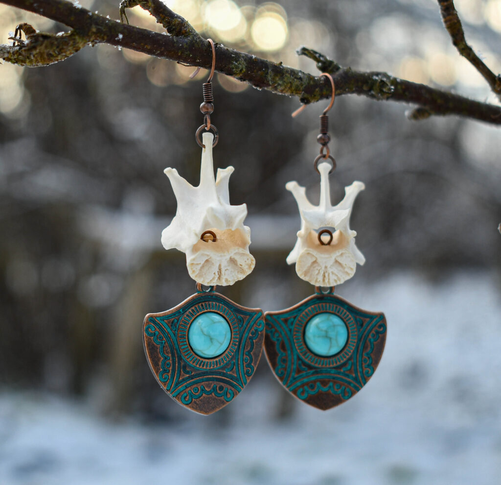 Rebase selgroolüli ja türkiispärliga kilp kõrvarõngad