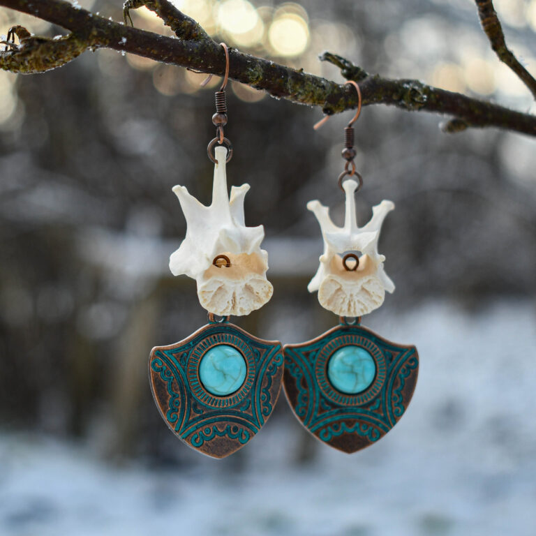 Rebase selgroolüli ja türkiispärliga kilp kõrvarõngad