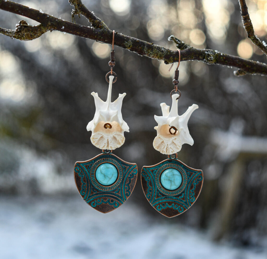 Rebase selgroolüli ja türkiispärliga kilp kõrvarõngad