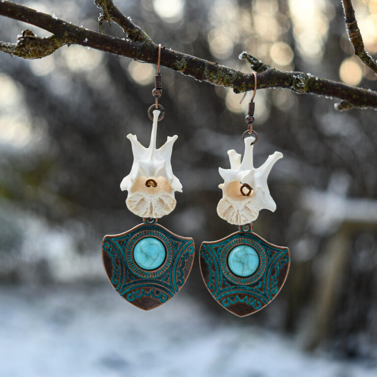 Rebase selgroolüli ja türkiispärliga kilp kõrvarõngad