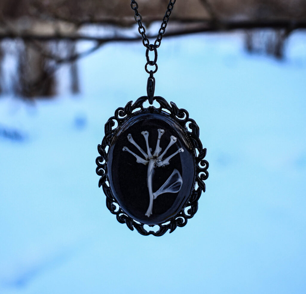 Hiie luudest lill kaelakee