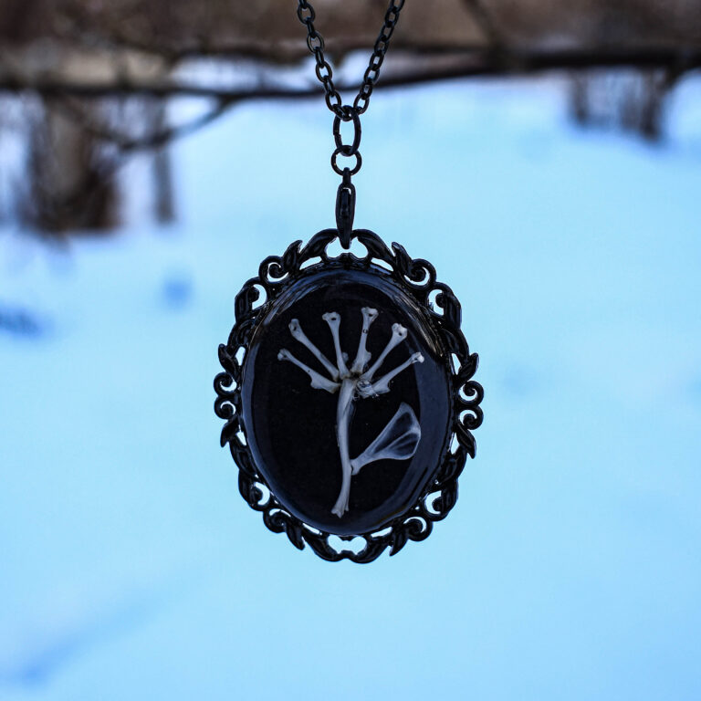 Hiie luudest lill kaelakee