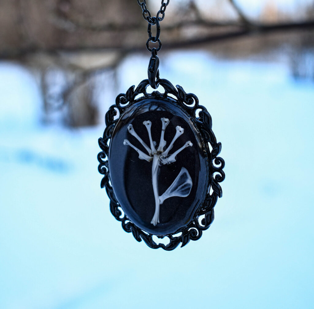 Hiie luudest lill kaelakee