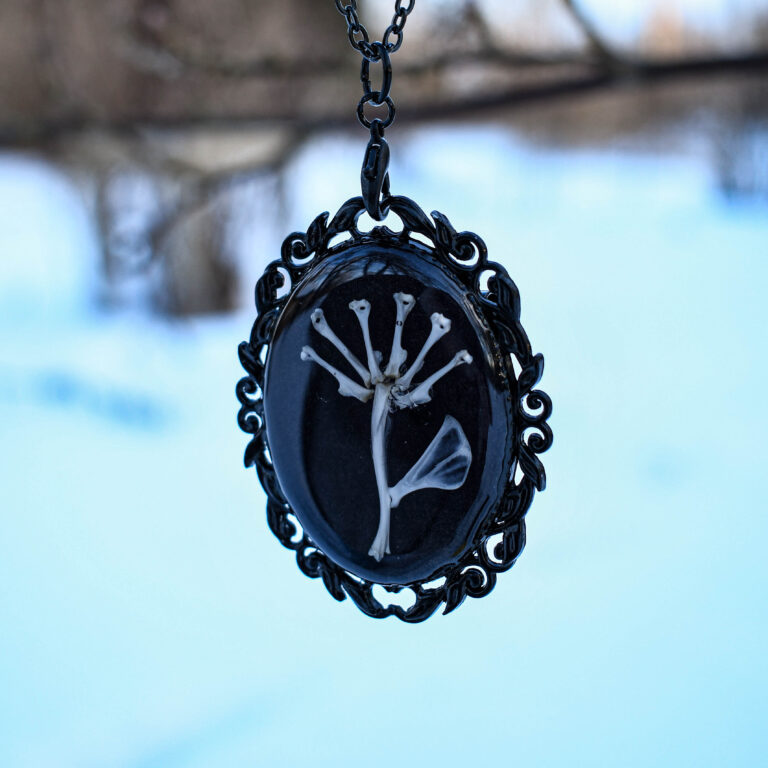 Hiie luudest lill kaelakee