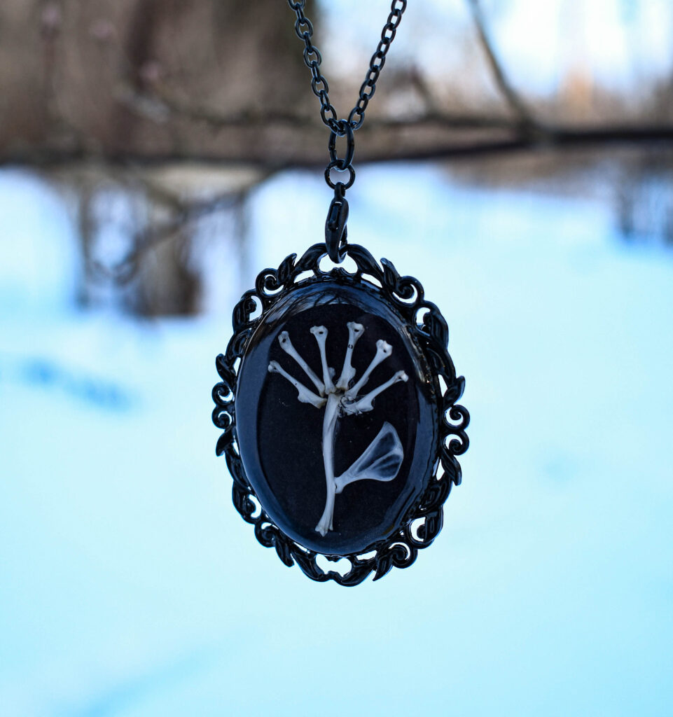 Hiie luudest lill kaelakee