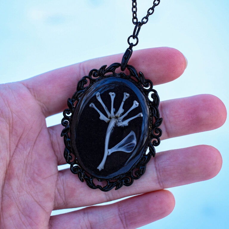 Hiie luudest lill kaelakee