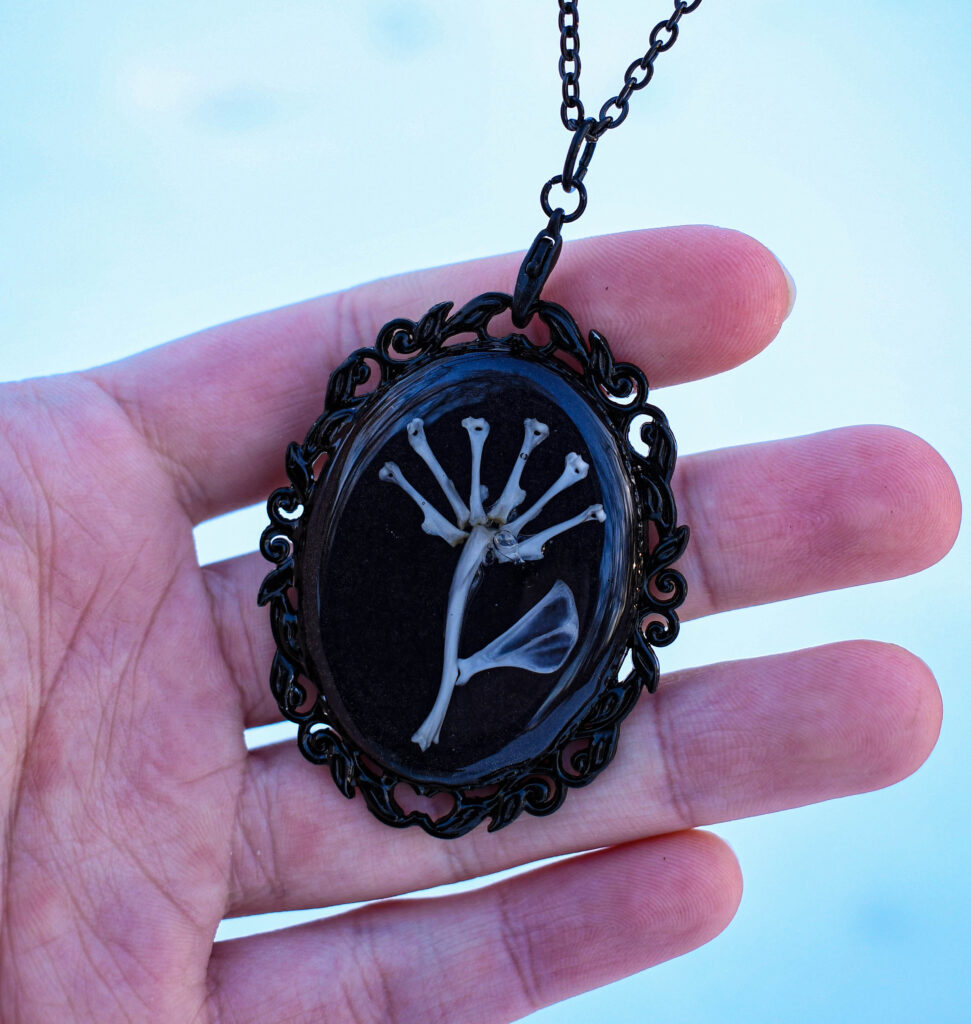 Hiie luudest lill kaelakee