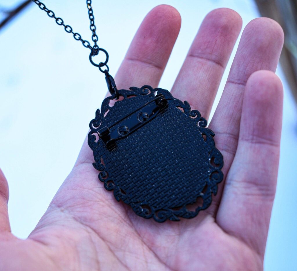 Hiie luudest lill kaelakee