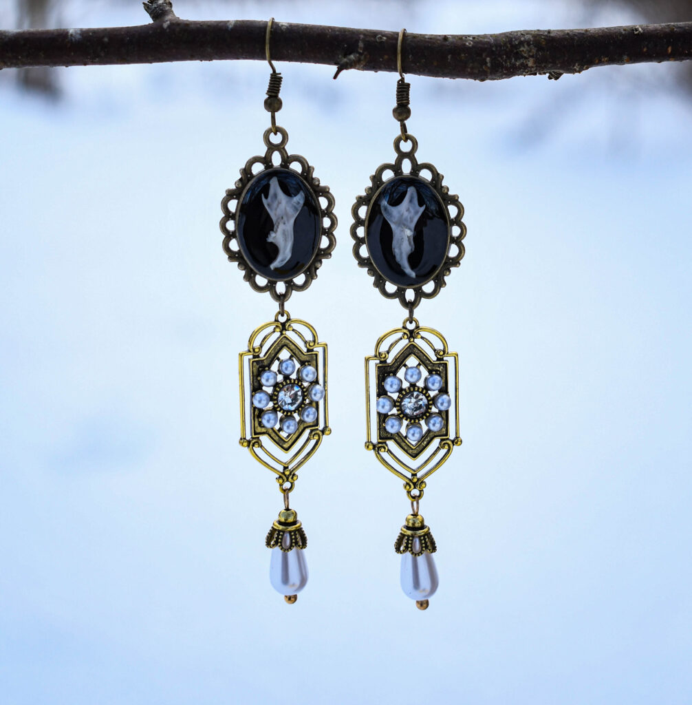 Hiire alalõualuu ja kuldse pärlitega ripatsiga kõrvarõngad