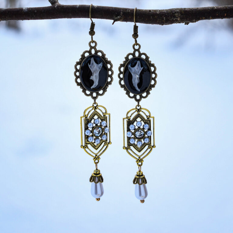 Hiire alalõualuu ja kuldse pärlitega ripatsiga kõrvarõngad