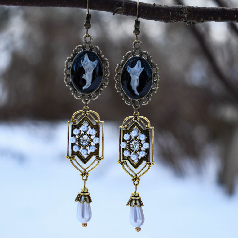 Hiire alalõualuu ja kuldse pärlitega ripatsiga kõrvarõngad