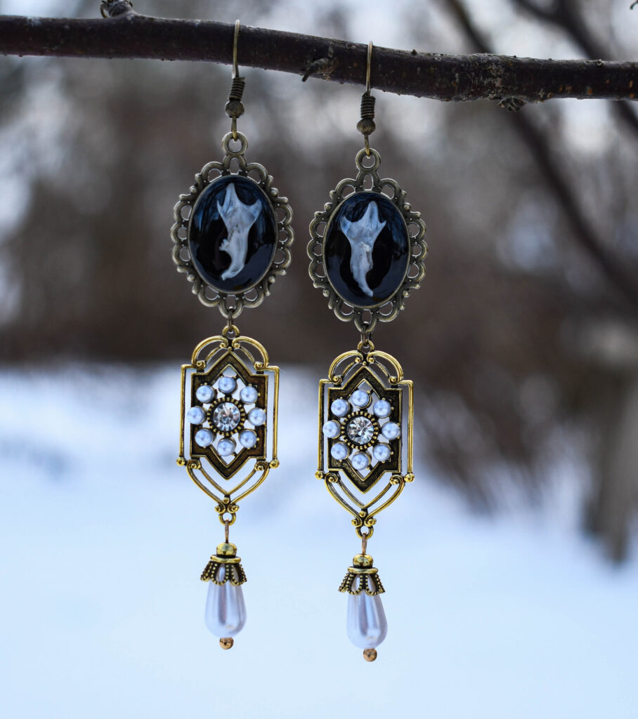 Hiire alalõualuu ja kuldse pärlitega ripatsiga kõrvarõngad