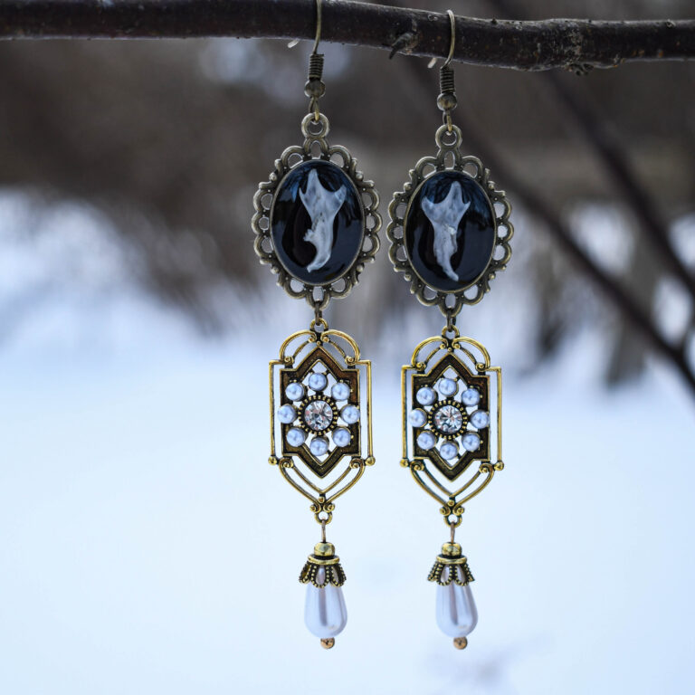 Hiire alalõualuu ja kuldse pärlitega ripatsiga kõrvarõngad