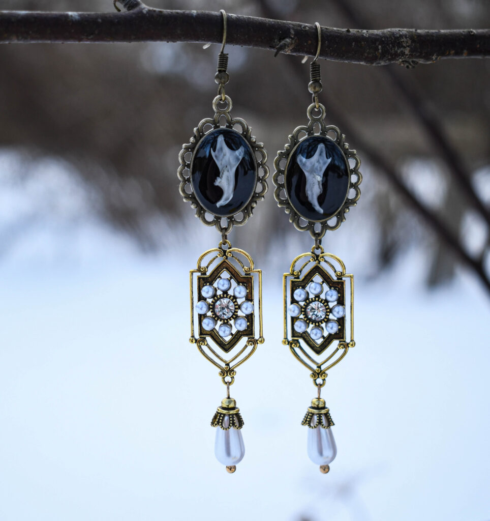 Hiire alalõualuu ja kuldse pärlitega ripatsiga kõrvarõngad