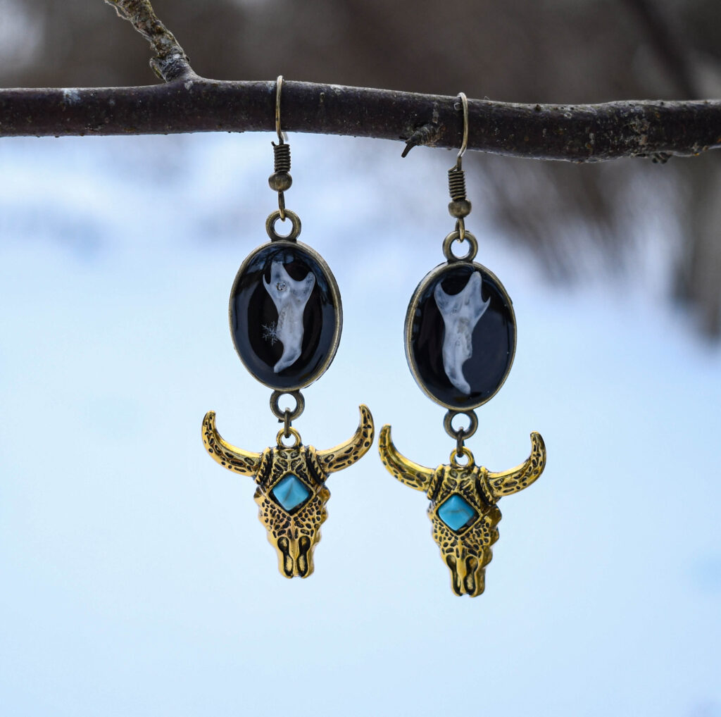 Hiire alalõualuu ja kuldse pulli peaga kõrvarõngad