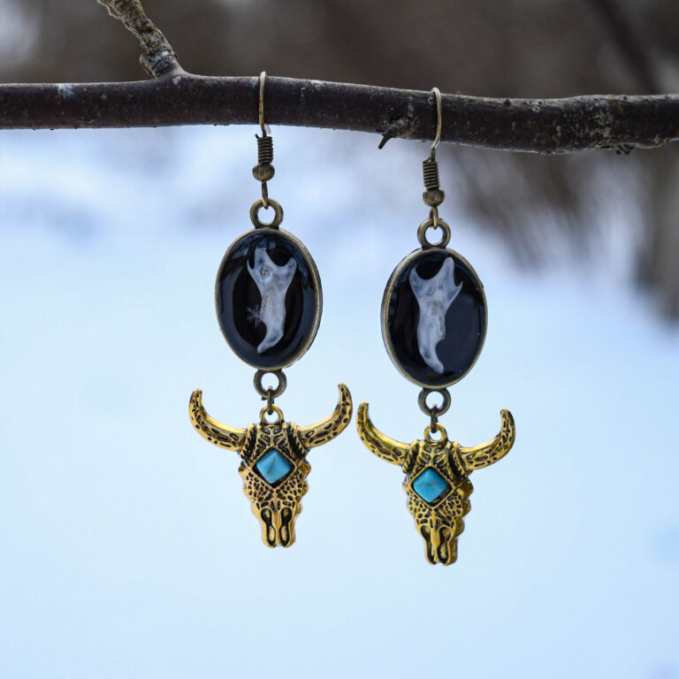 Hiire alalõualuu ja kuldse pulli peaga kõrvarõngad