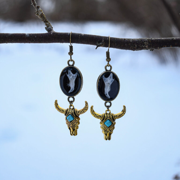 Hiire alalõualuu ja kuldse pulli peaga kõrvarõngad