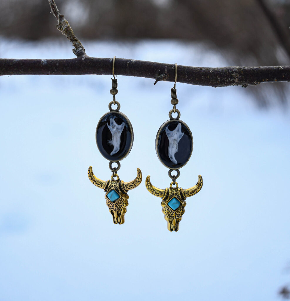 Hiire alalõualuu ja kuldse pulli peaga kõrvarõngad