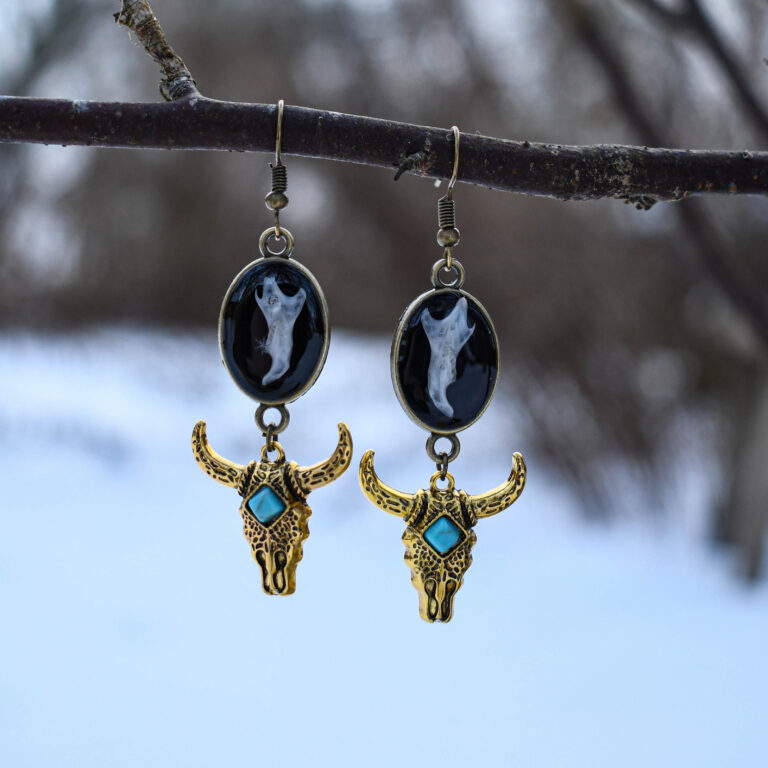 Hiire alalõualuu ja kuldse pulli peaga kõrvarõngad