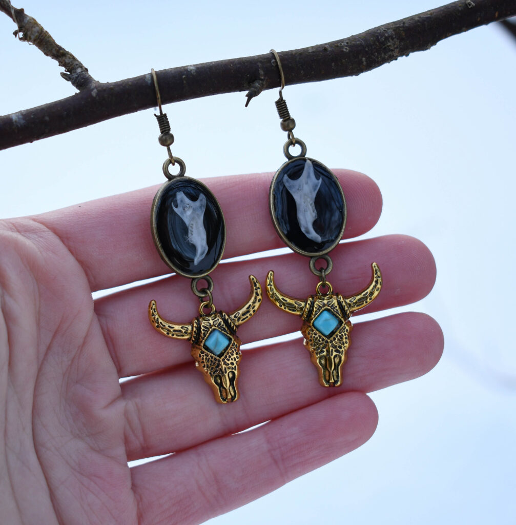 Hiire alalõualuu ja kuldse pulli peaga kõrvarõngad