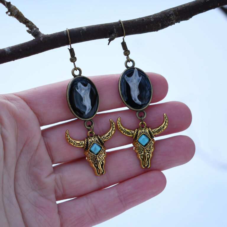 Hiire alalõualuu ja kuldse pulli peaga kõrvarõngad