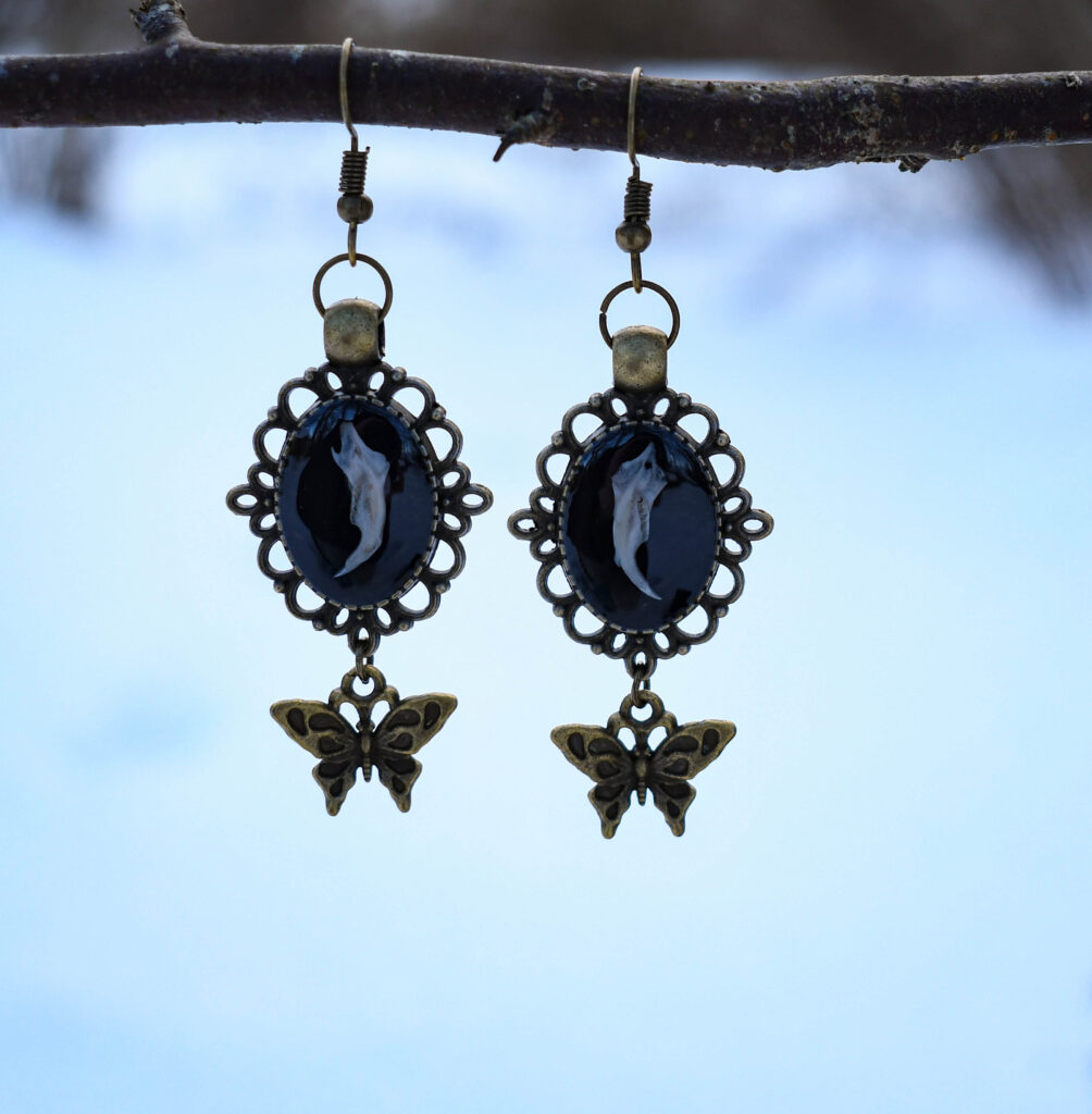 Hiire alalõualuu ja liblikaga kõrvarõngad