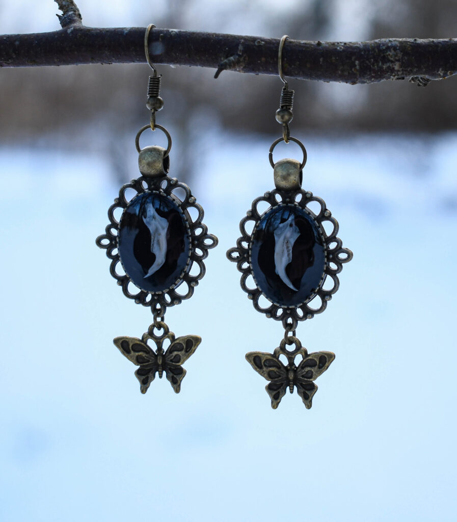 Hiire alalõualuu ja liblikaga kõrvarõngad