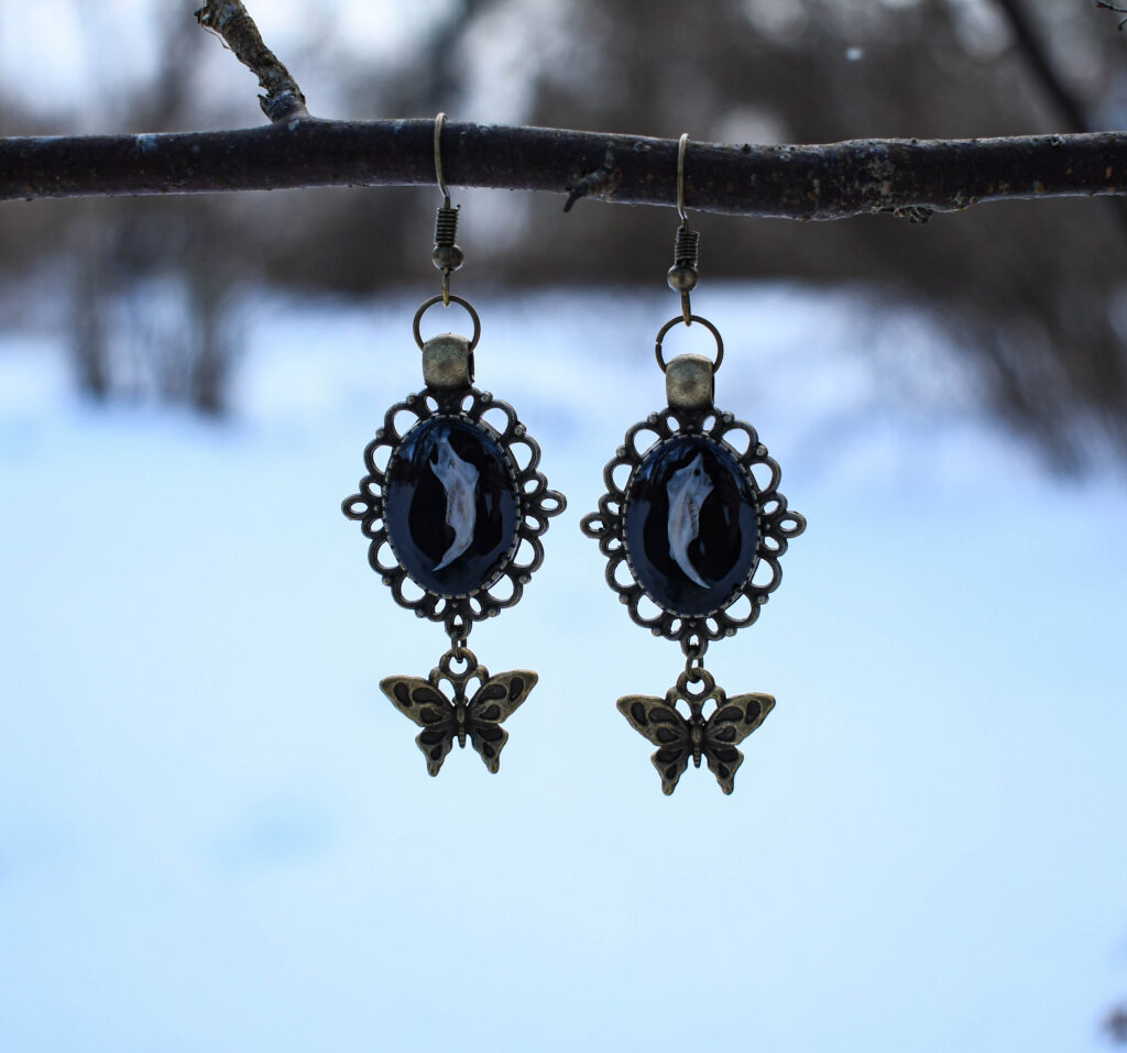 Hiire alalõualuu ja liblikaga kõrvarõngad