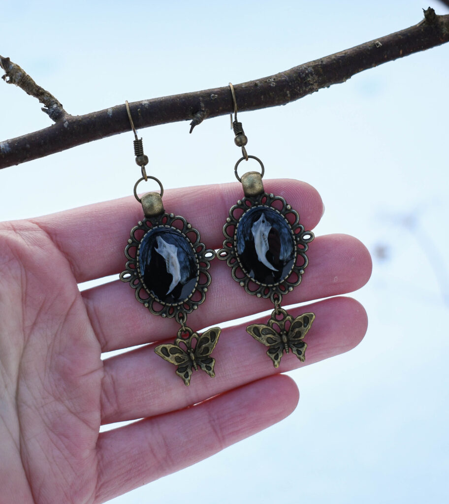 Hiire alalõualuu ja liblikaga kõrvarõngad