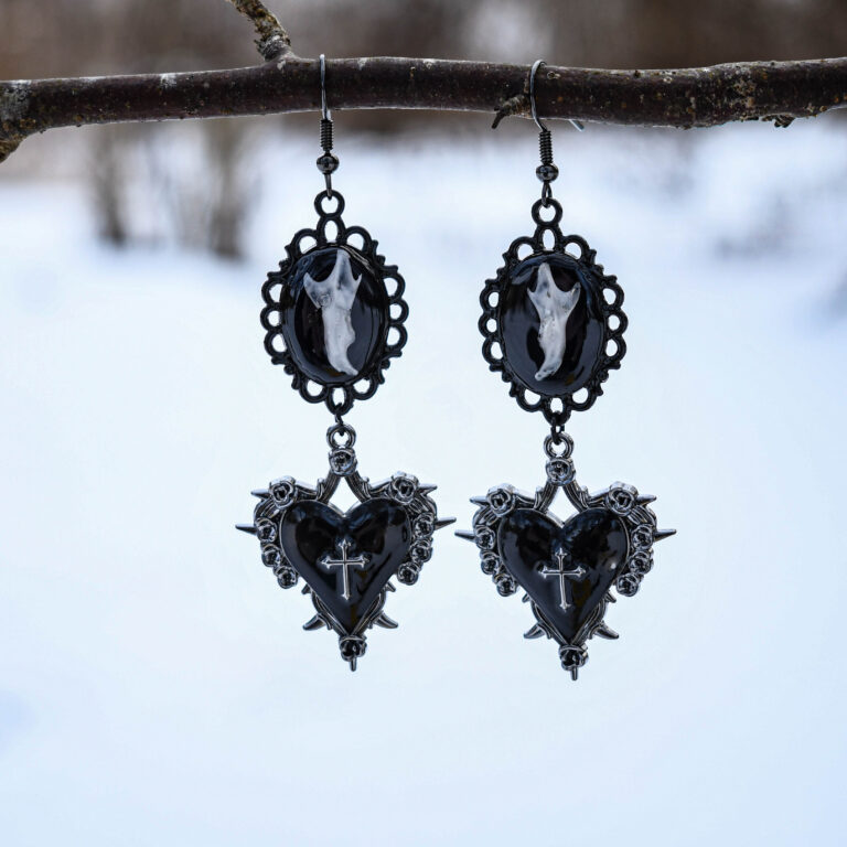 Hiire alalõualuu ja must süda ristiga kõrvarõngad