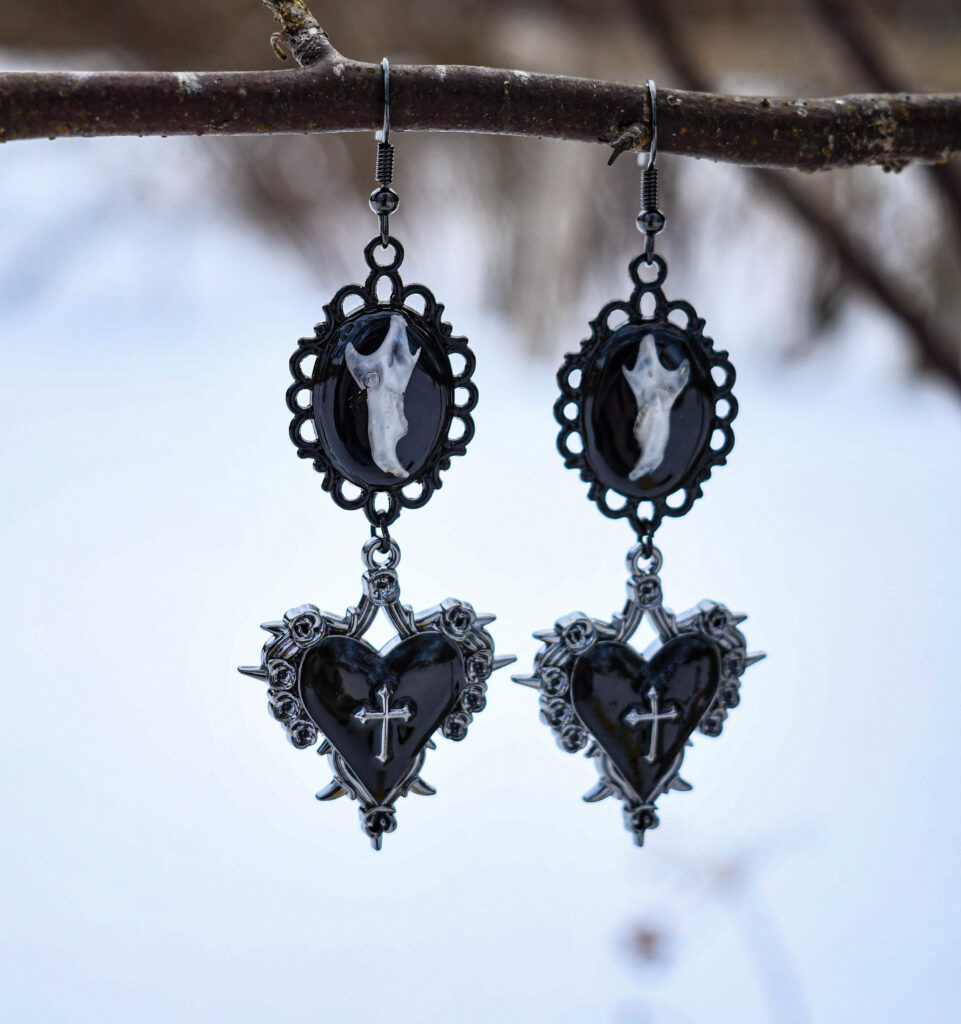 Hiire alalõualuu ja must süda ristiga kõrvarõngad