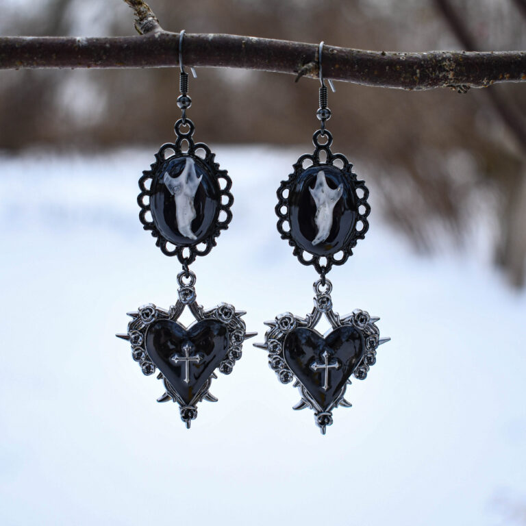 Hiire alalõualuu ja must süda ristiga kõrvarõngad