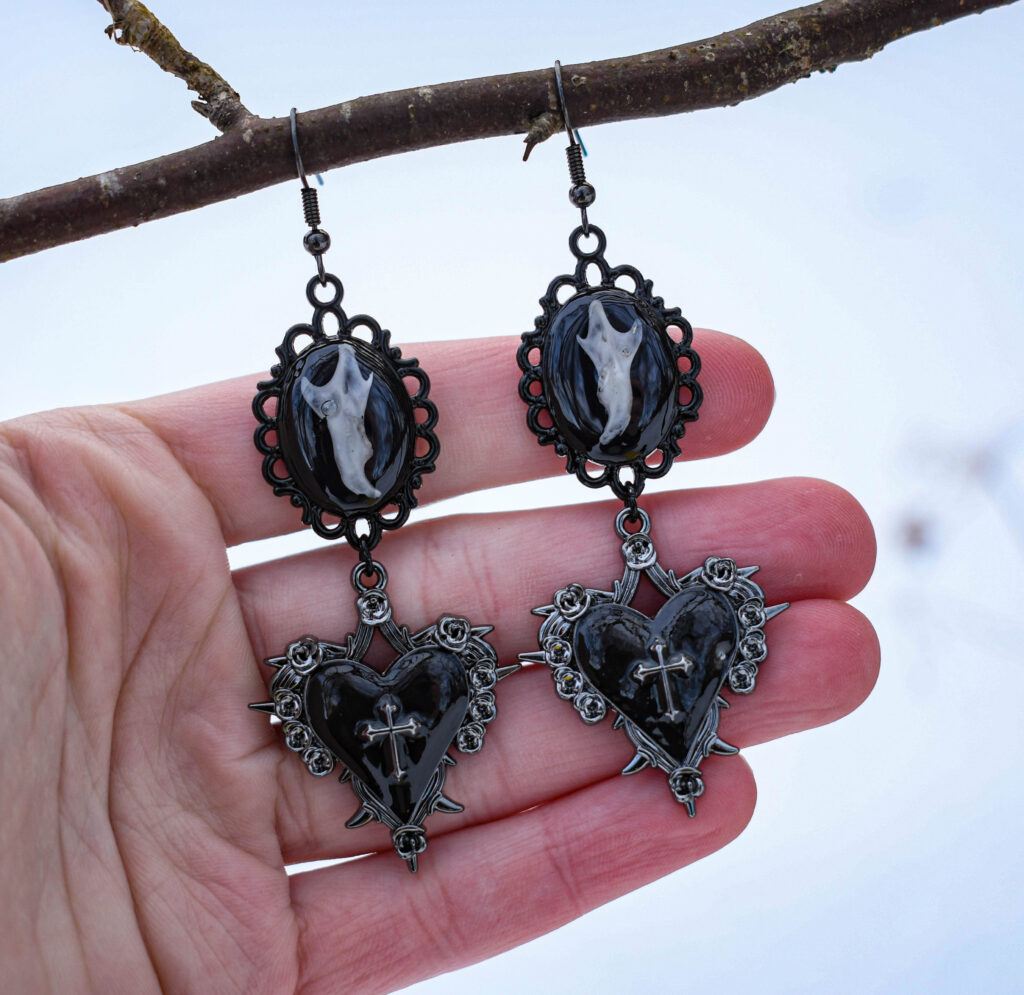 Hiire alalõualuu ja must süda ristiga kõrvarõngad