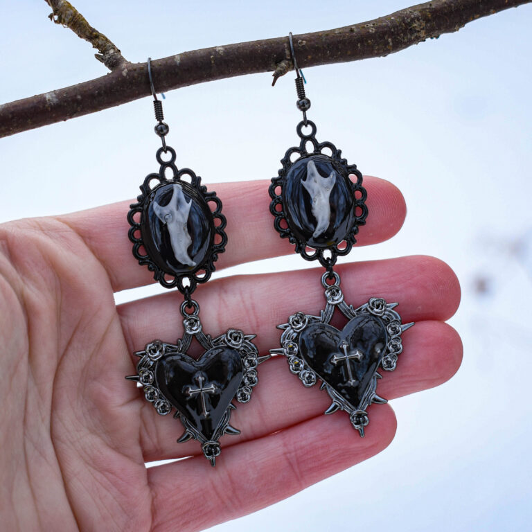 Hiire alalõualuu ja must süda ristiga kõrvarõngad