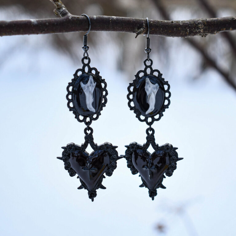 Hiire alalõualuu ja must süda ristiga kõrvarõngad