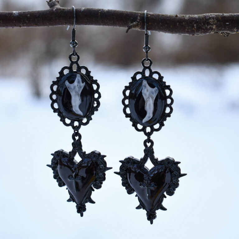 Hiire alalõualuu ja must süda ristiga kõrvarõngad