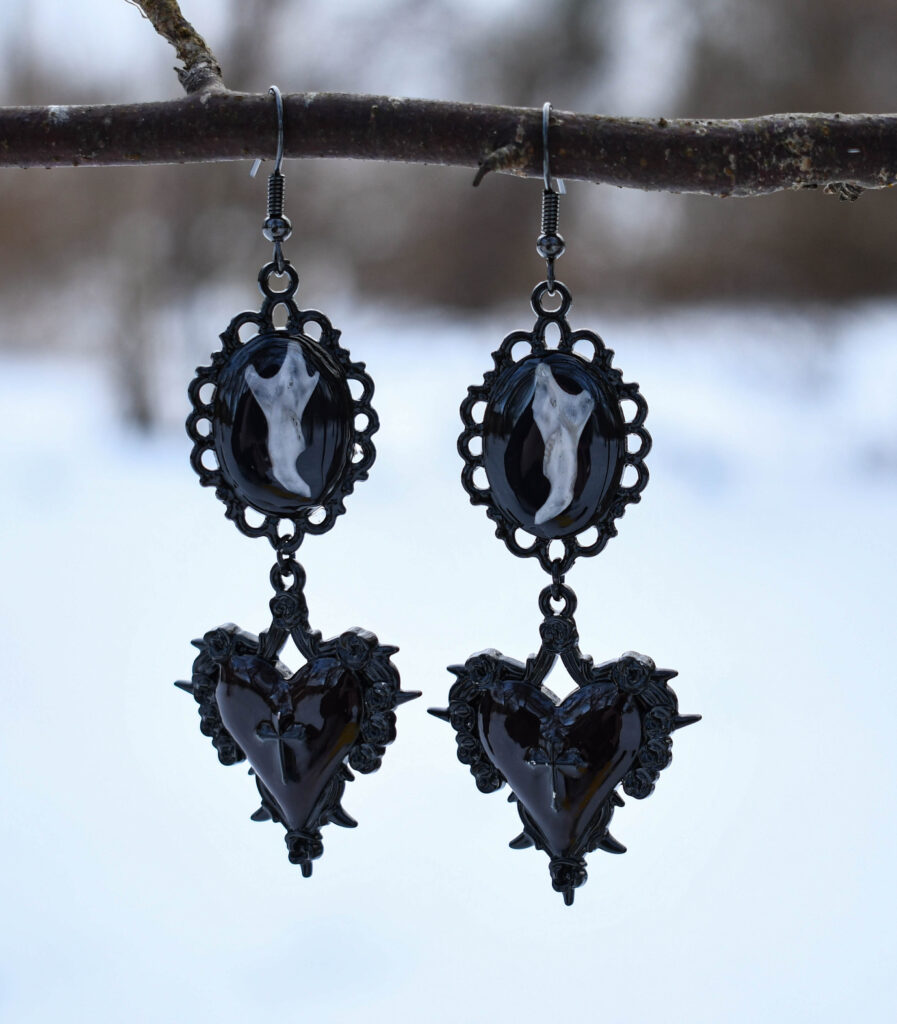 Hiire alalõualuu ja must süda ristiga kõrvarõngad