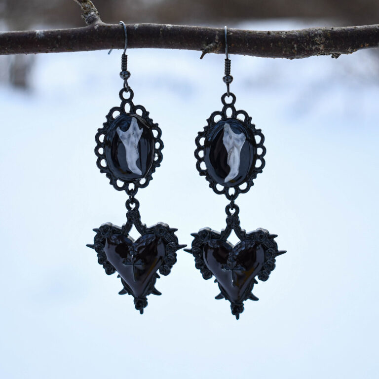 Hiire alalõualuu ja must süda ristiga kõrvarõngad