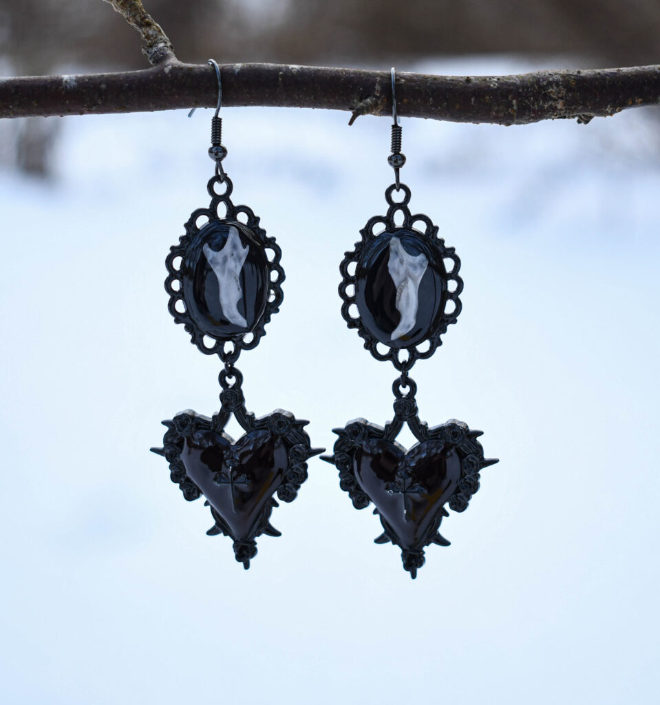 Hiire alalõualuu ja must süda ristiga kõrvarõngad